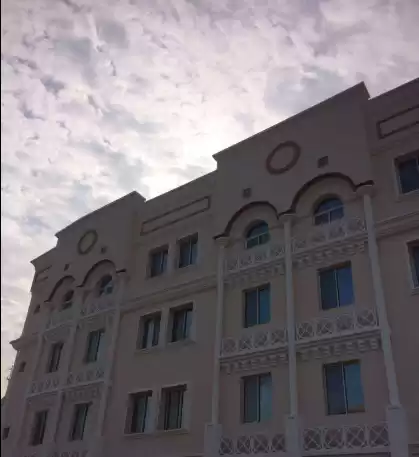 Жилой Готовая недвижимость 3 спальни Н/Ф Квартира  в аренду в Доха #7139 - 1  image 